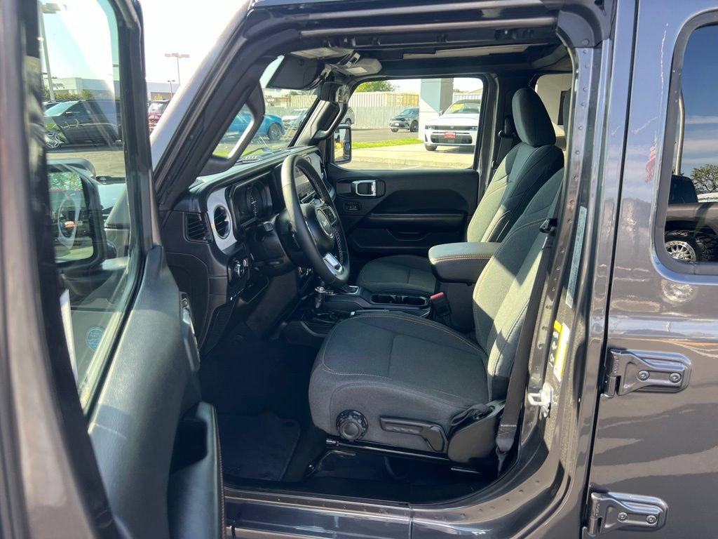 Used 2025 Jeep Wrangler Unlimited Sahara w/ Safety Group AWD/4WD image 15