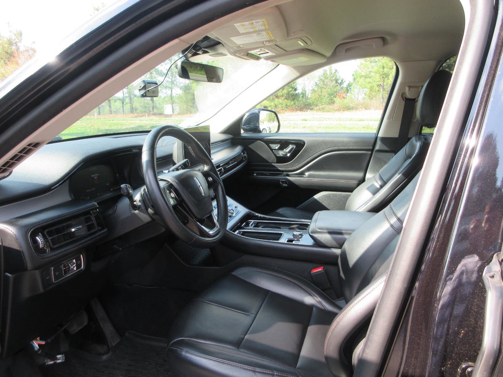 Used 2022 Lincoln Aviator AWD image 4