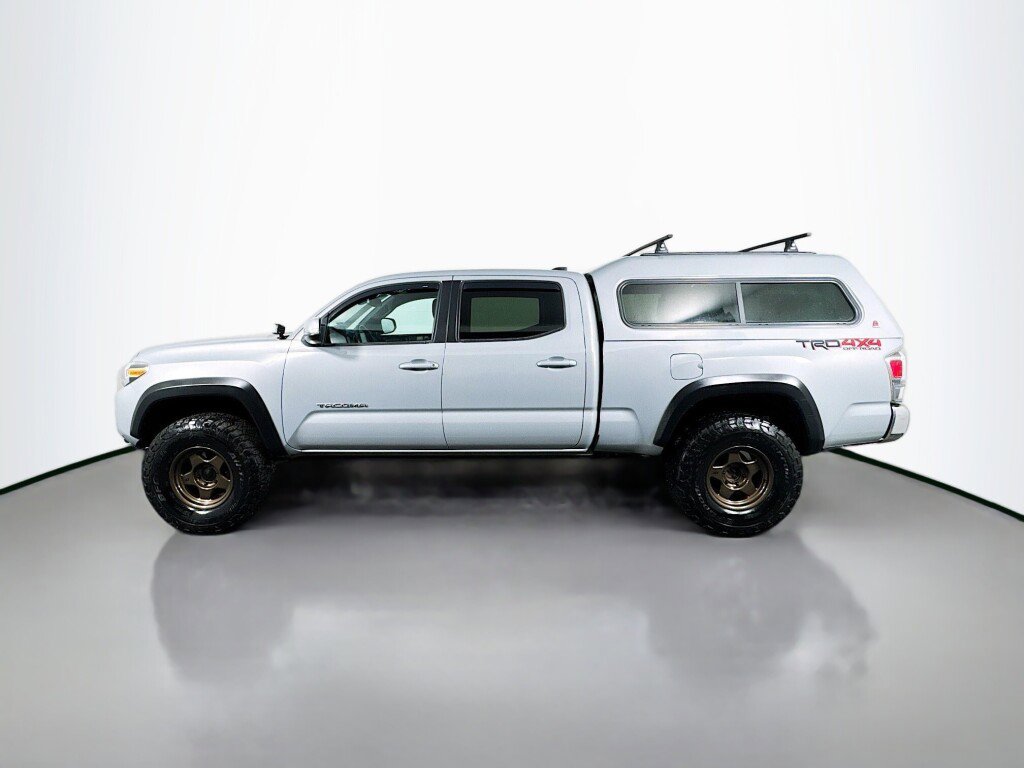 Used 2021 Toyota Tacoma TRD Off-Road image 2