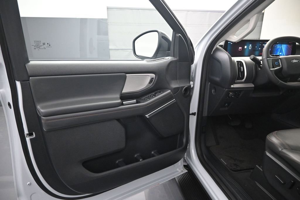 Used 2025 Ford Expedition Active AWD/4WD image 17