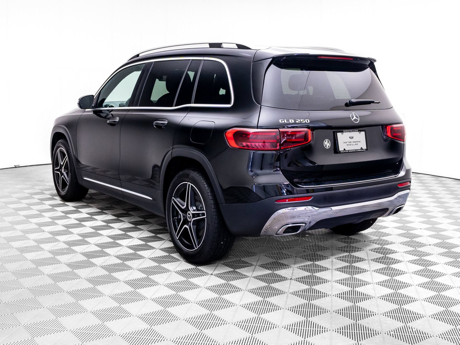 Used 2026 Mercedes-Benz GLB 250 image 3