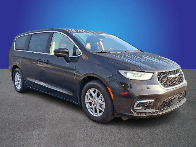 Used 2023 Chrysler Pacifica Touring-L FWD image 3