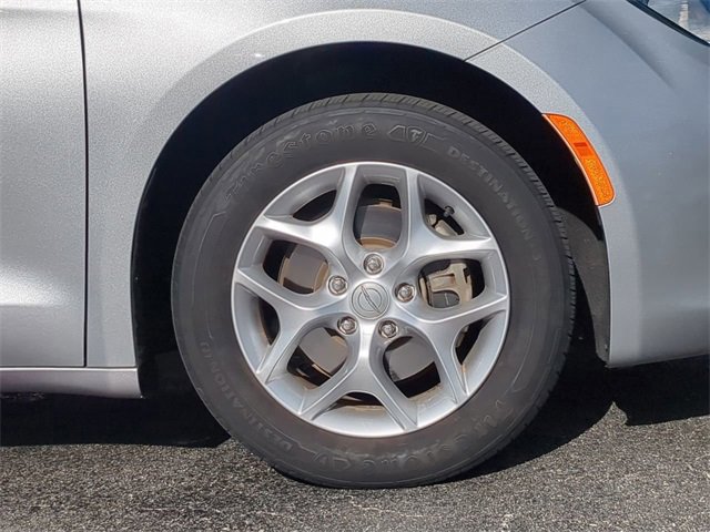 Used 2018 Chrysler Pacifica Touring w/ Tire & Wheel Group image 11