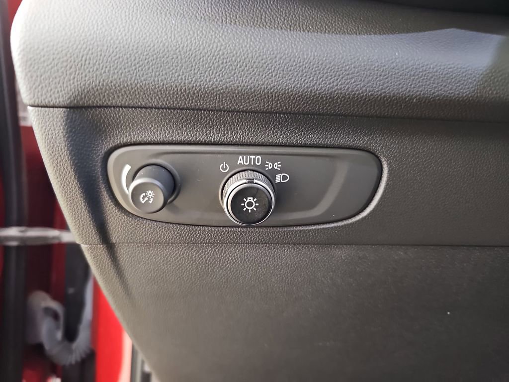 Used 2023 Buick Envision Essence image 31