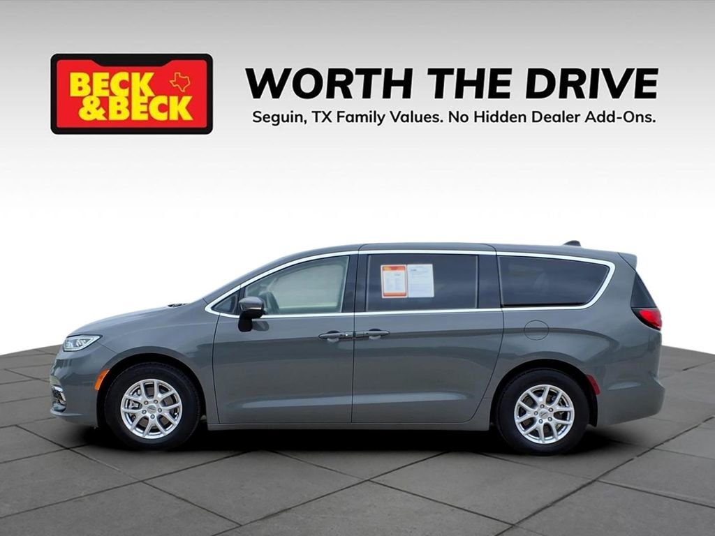 Used 2023 Chrysler Pacifica Touring-L FWD image 8