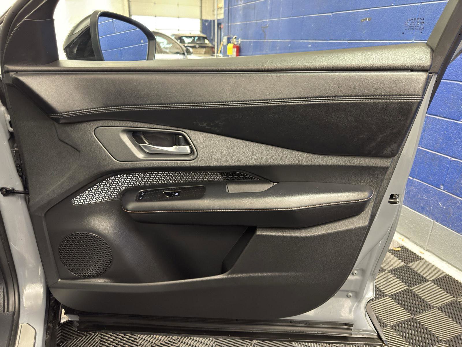 Used 2024 Nissan Ariya AWD image 33