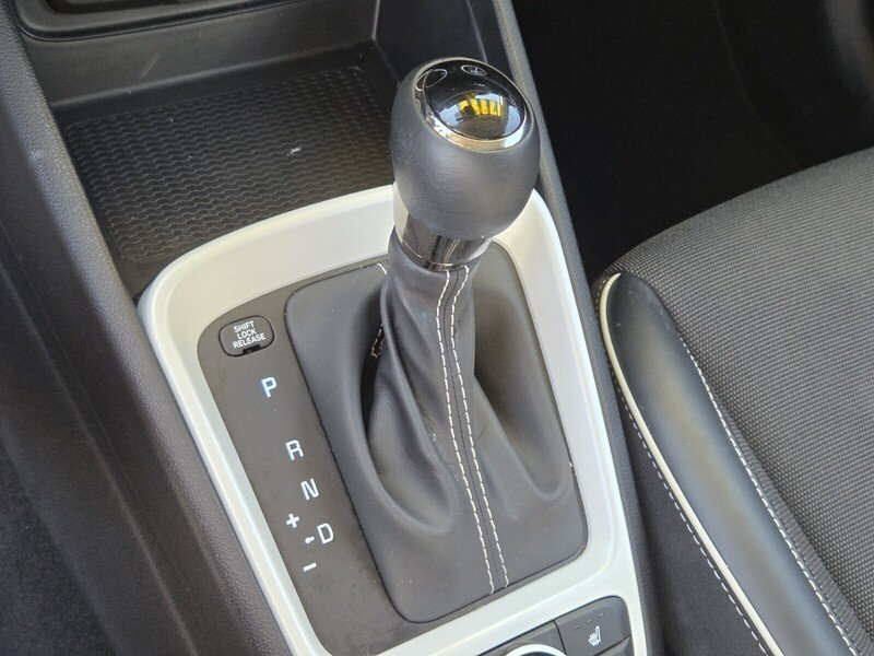 Used 2022 Hyundai Venue Limited FWD image 24