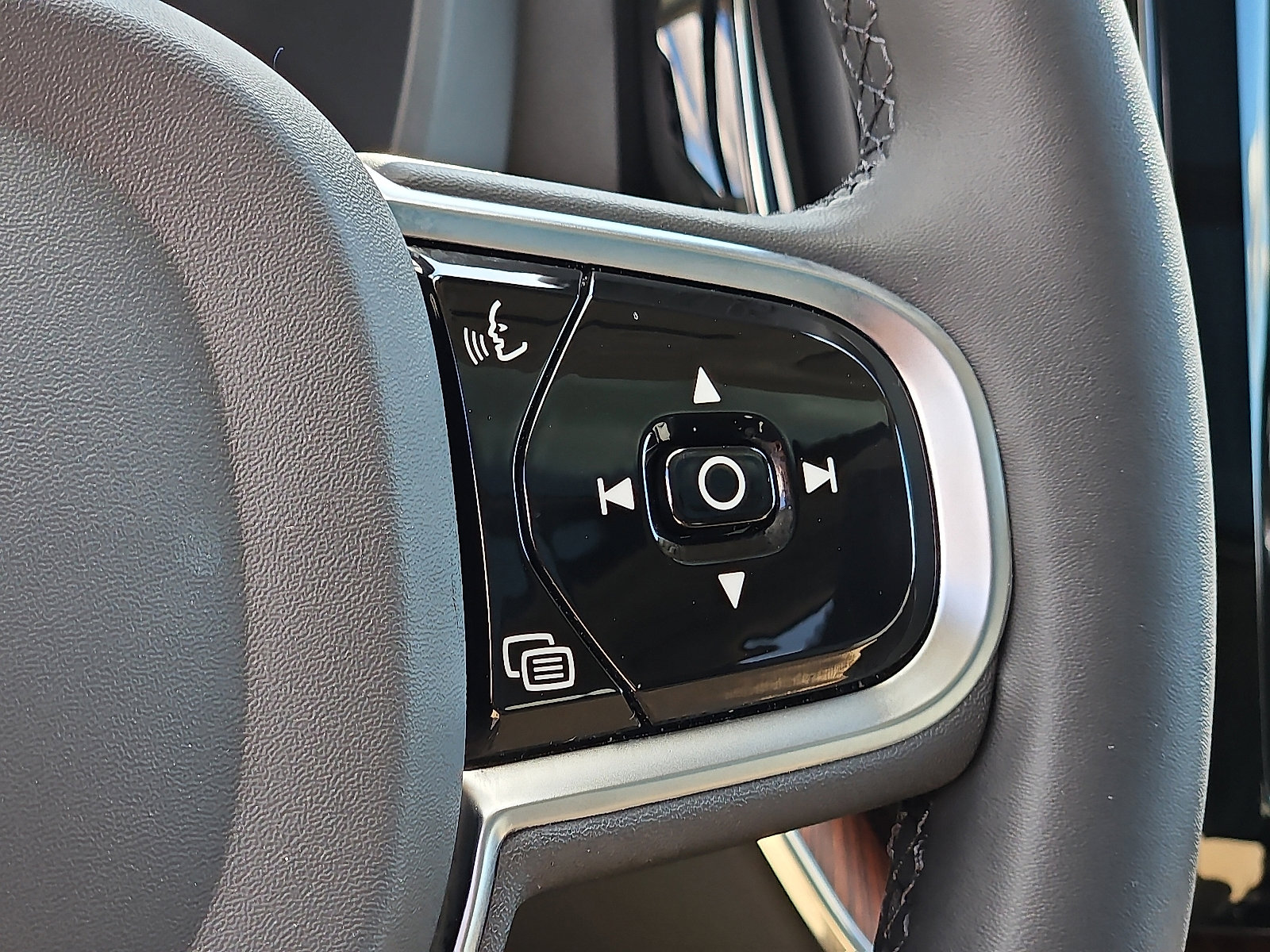 Certified 2023 Volvo XC60 B5 Plus w/ Climate Package image 23