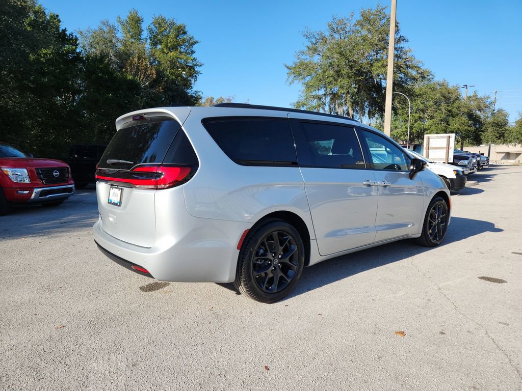 New 2026 Chrysler Pacifica Select w/ S Appearance Package image 4