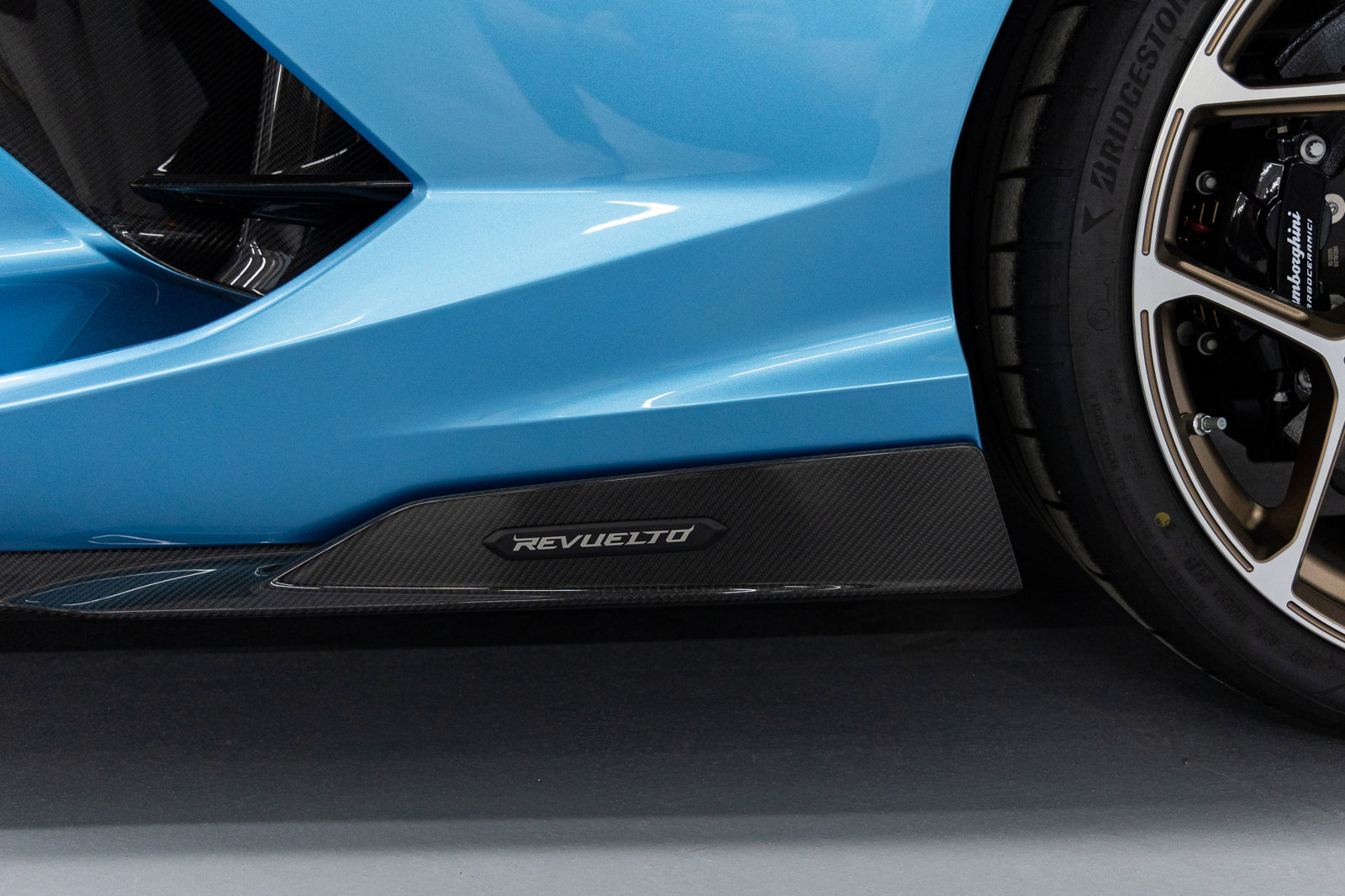 Used 2025 Lamborghini Revuelto image 27