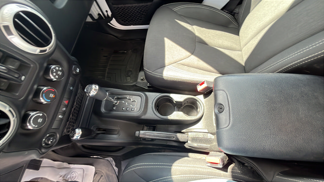 Used 2018 Jeep Wrangler Unlimited Sahara AWD/4WD image 18