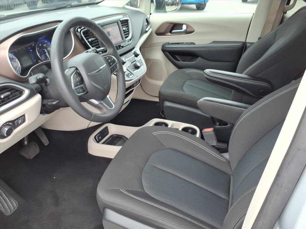 Used 2023 Chrysler Voyager LX FWD image 11