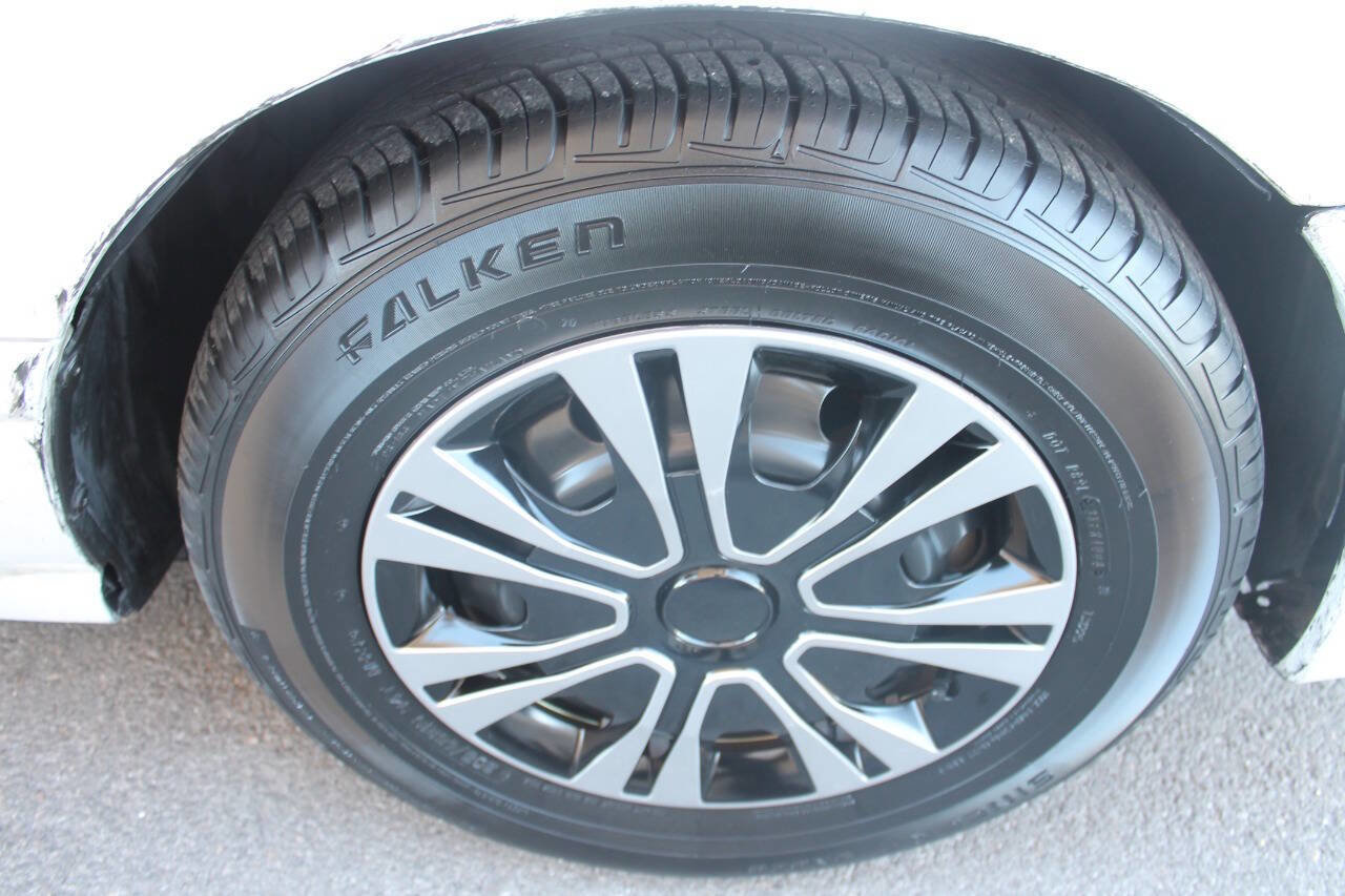 Used 2001 Toyota Camry LE FWD image 10