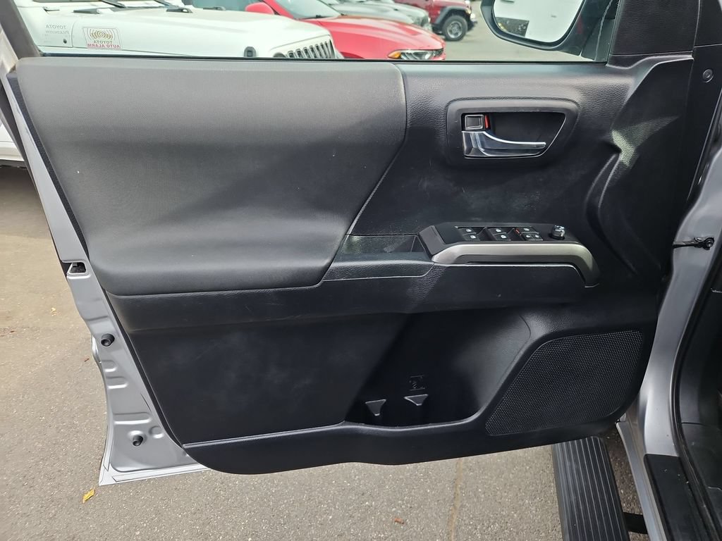 Used 2019 Toyota Tacoma TRD Off-Road AWD/4WD image 11