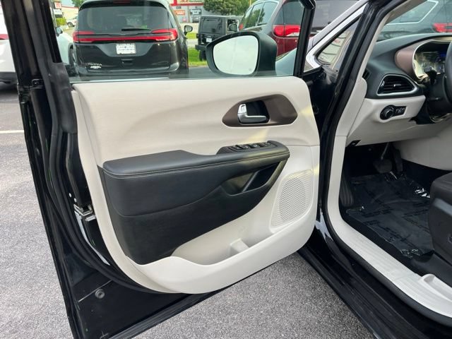 Used 2023 Chrysler Voyager LX FWD image 5