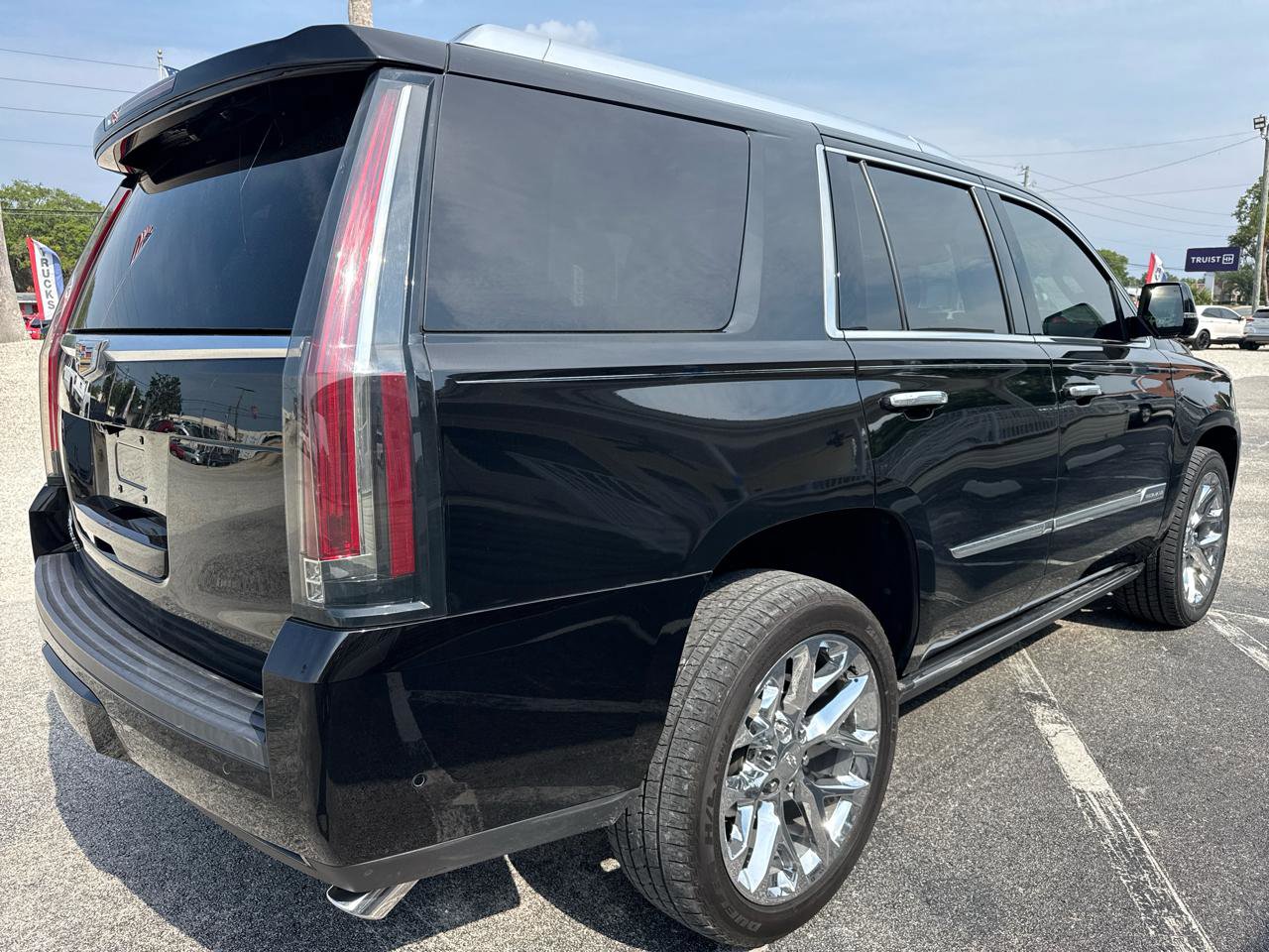 Used 2018 Cadillac Escalade Premium Luxury AWD/4WD image 5