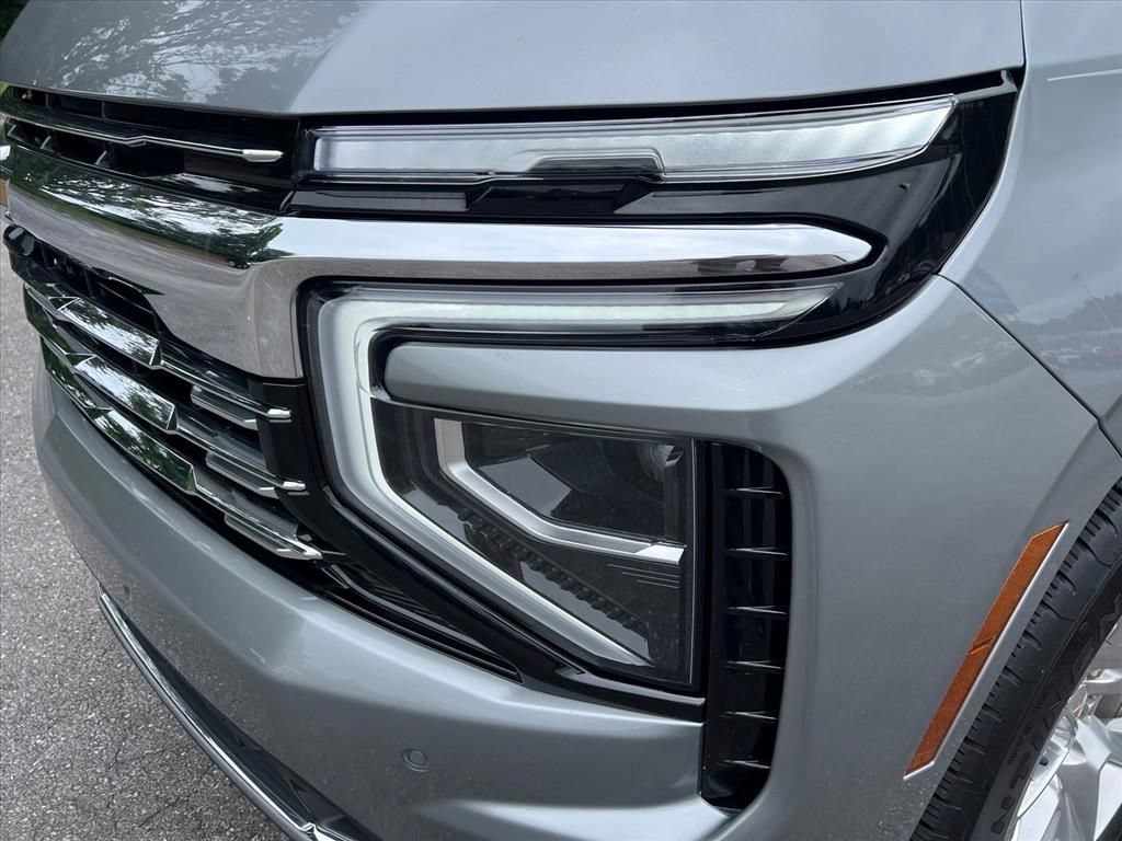 Used 2026 Chevrolet Suburban Premier AWD/4WD image 9