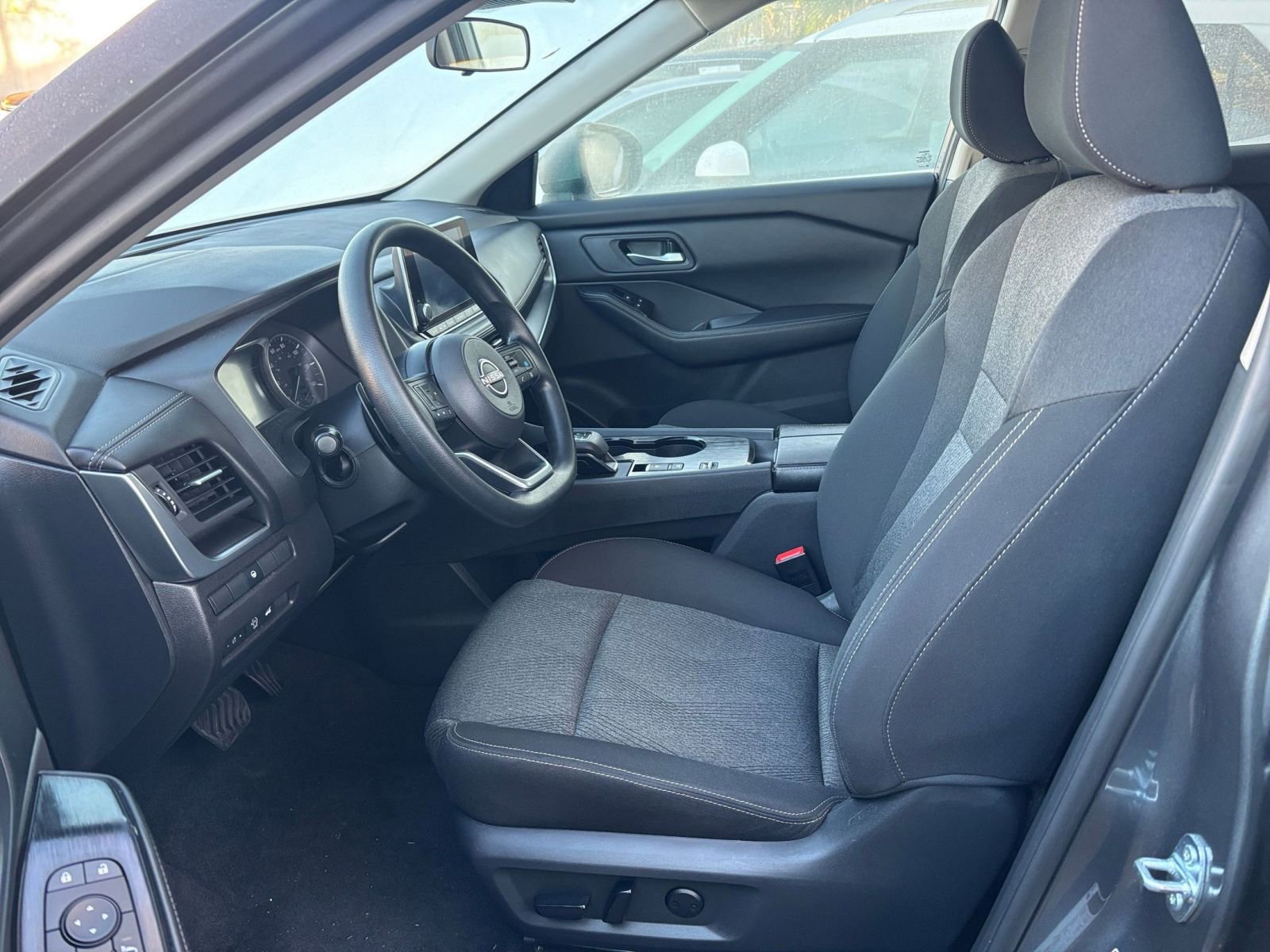 Used 2024 Nissan Rogue SV image 27