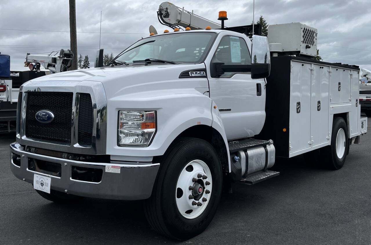 Used 2017 Ford F750 2WD Regular Cab Super Duty image 2