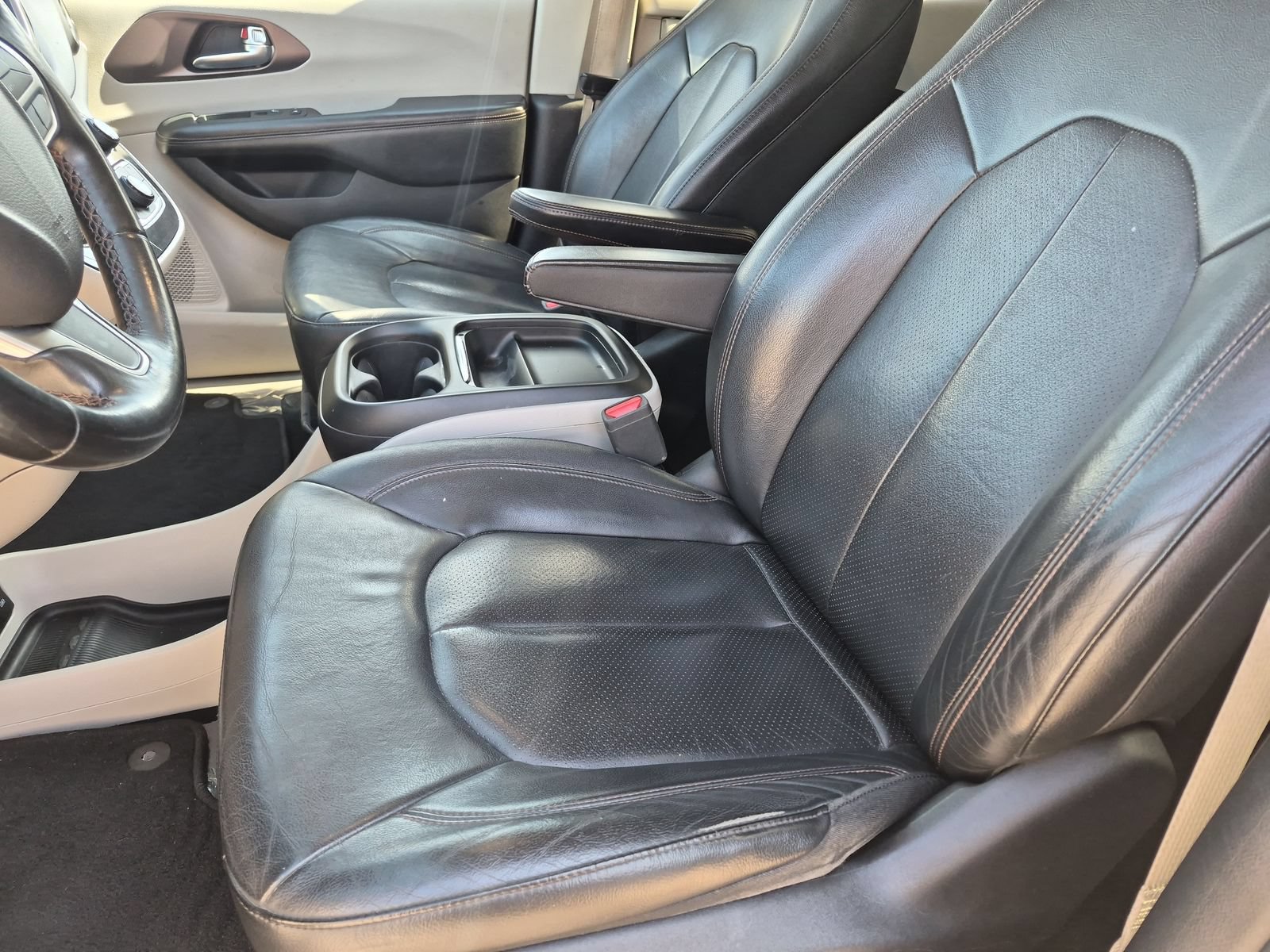 Used 2019 Chrysler Pacifica Touring-L FWD image 17