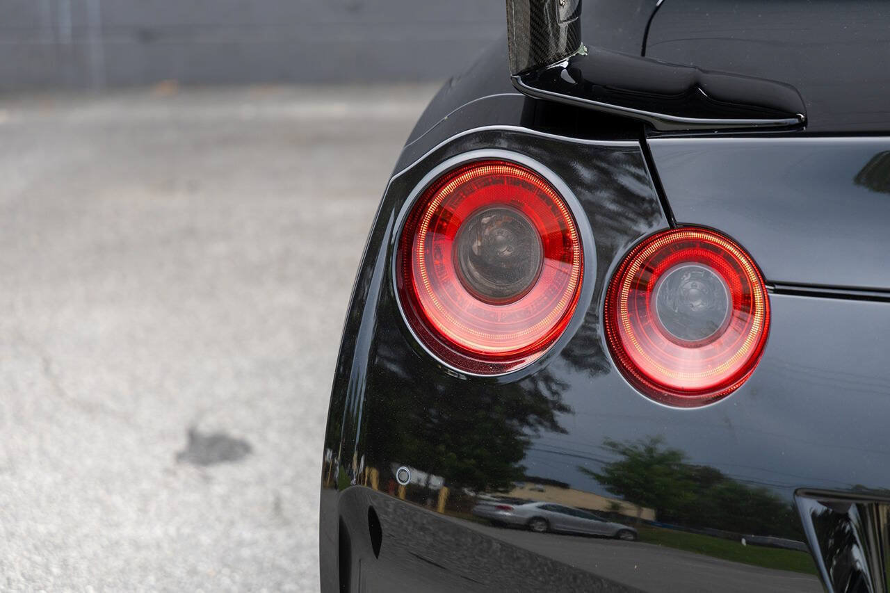 Used 2017 Nissan GT-R Premium w/ Premium Interior Package AWD/4WD image 13