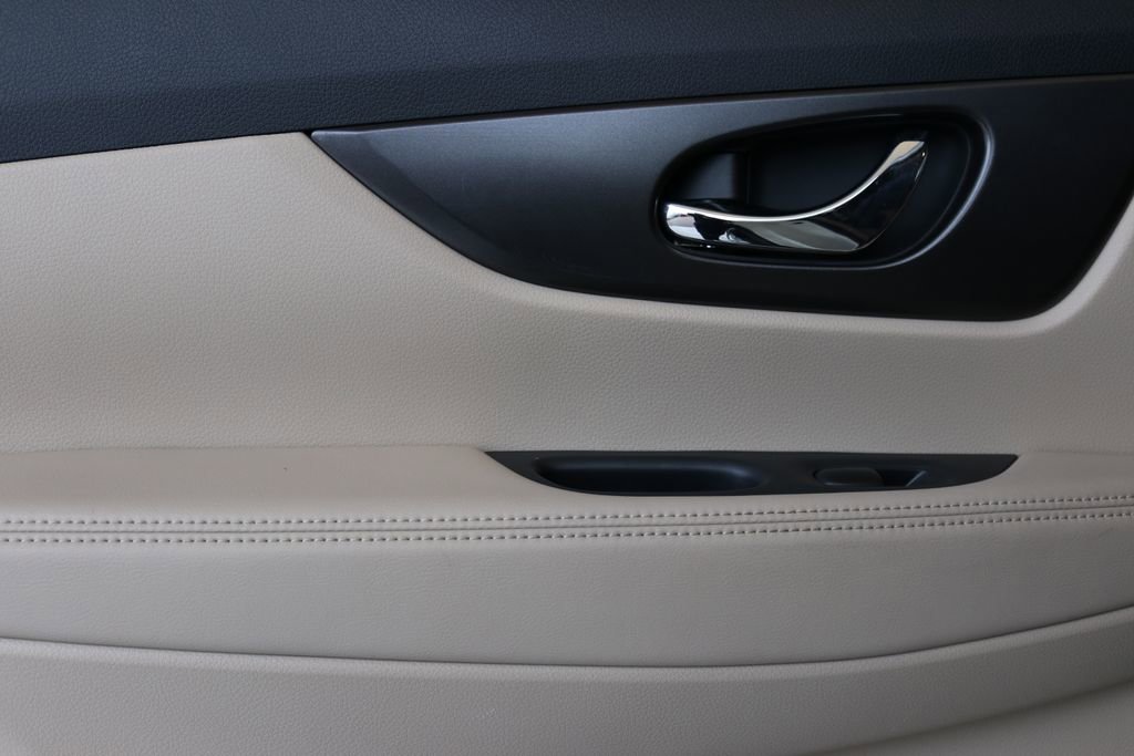 Used 2014 Nissan Rogue SV image 21