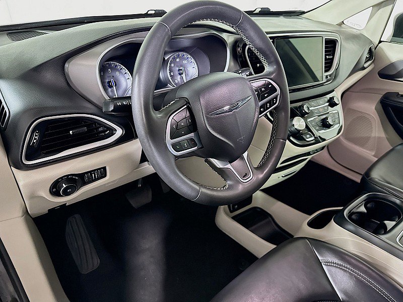 Used 2023 Chrysler Pacifica Touring-L image 9