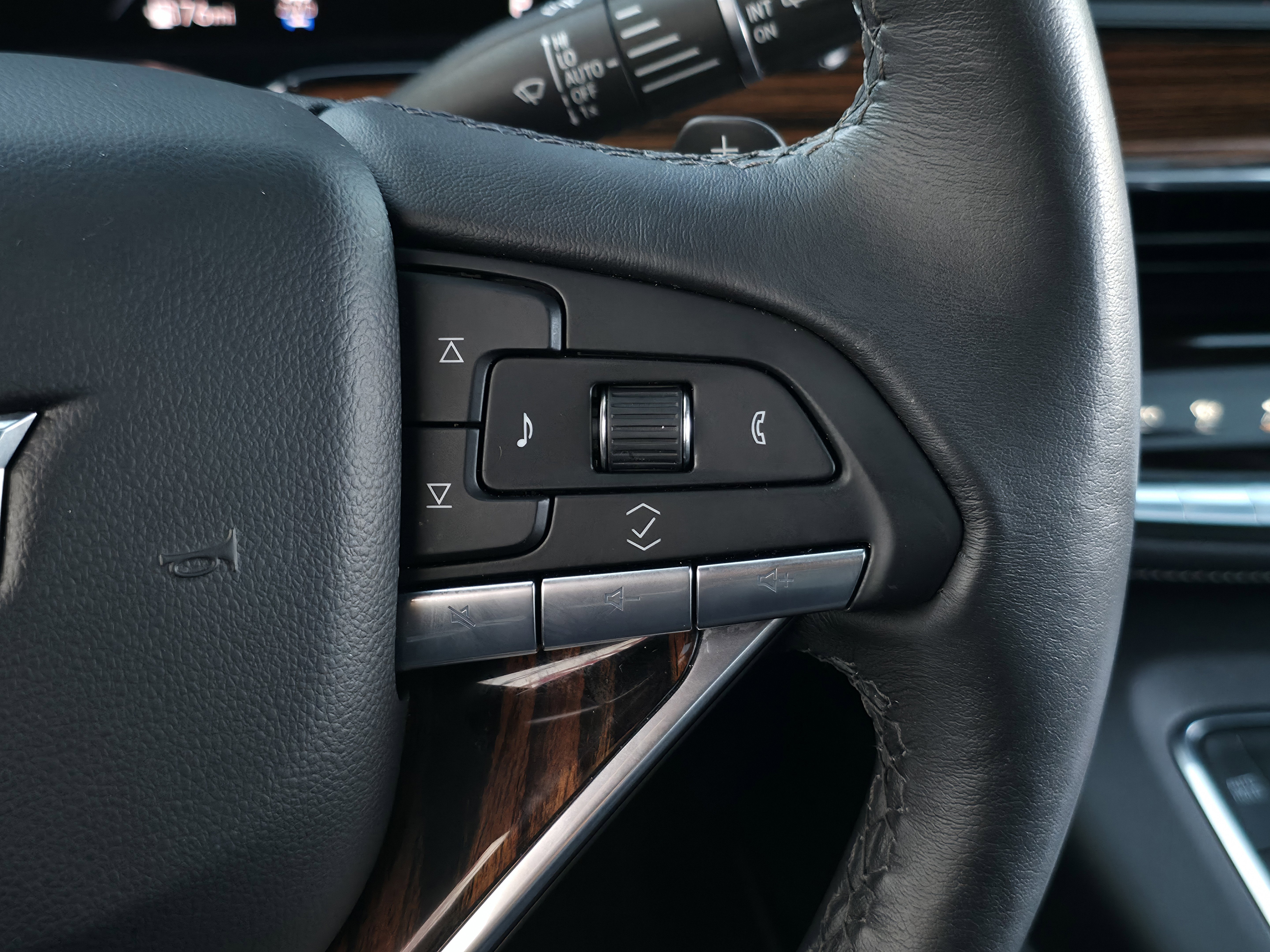 Used 2021 Cadillac Escalade Premium Luxury w/ Driver Assist Tech Package image 21