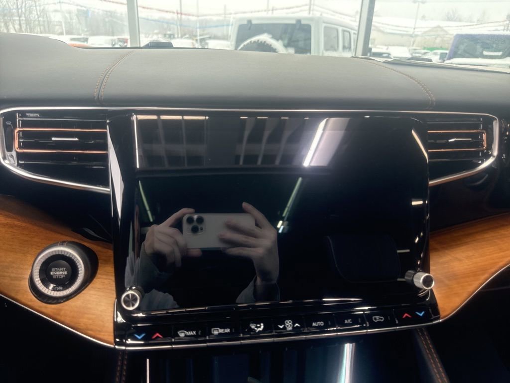 New 2025 Jeep Grand Wagoneer Series III w/ HD Trailer Tow Package image 21