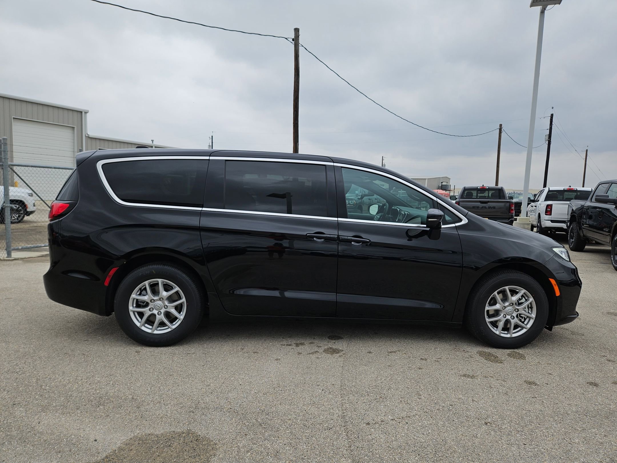 New 2026 Chrysler Pacifica Select image 2