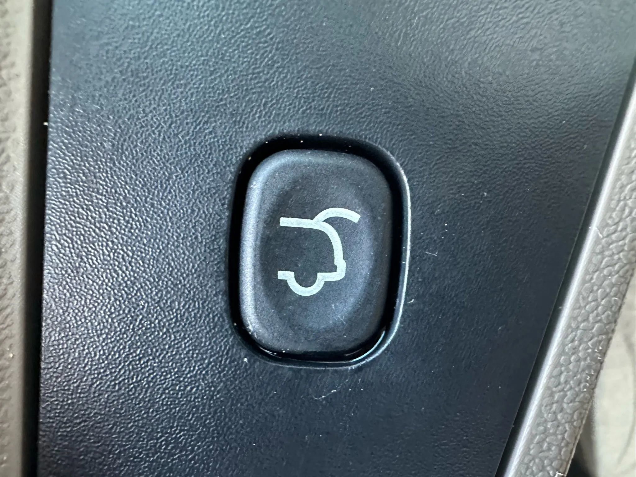 Used 2016 Chrysler Town & Country Touring FWD image 26