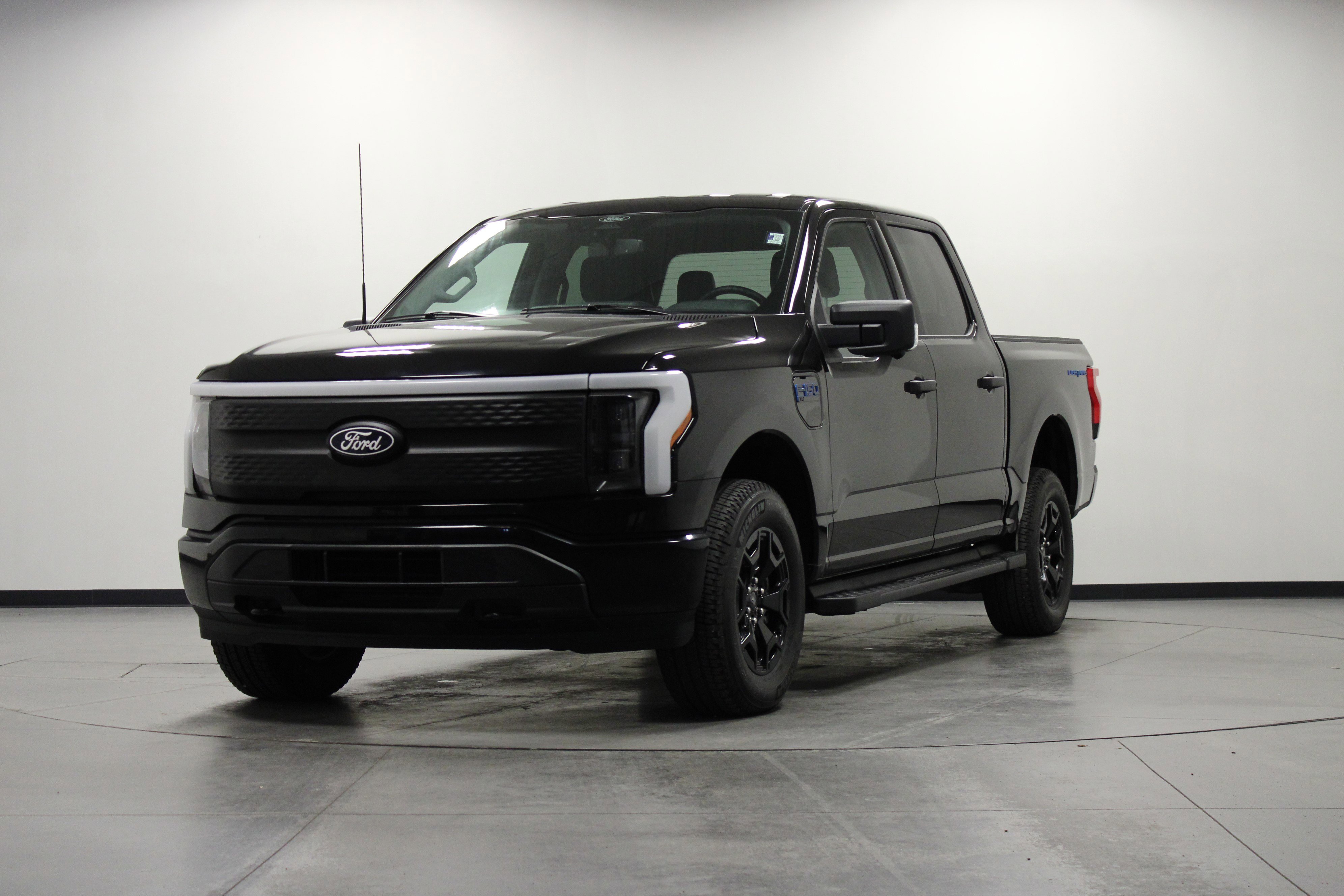 Used 2025 Ford F150 Lightning XLT AWD/4WD image 8