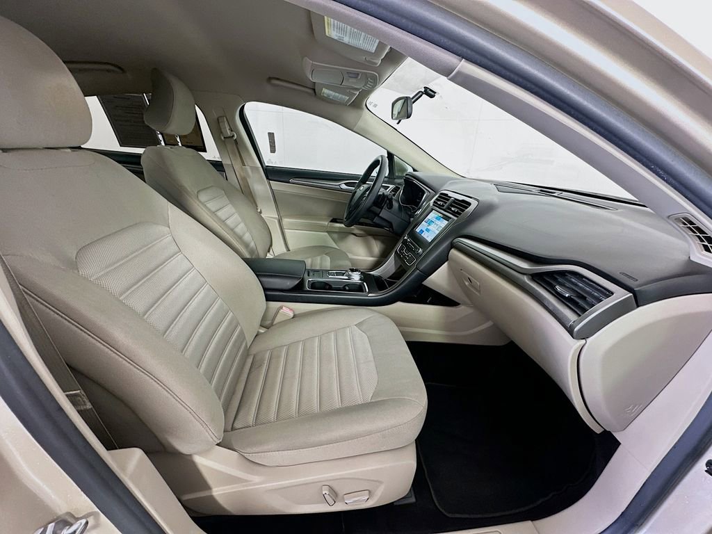 Used 2017 Ford Fusion SE w/ Fusion SE Technology Package image 25