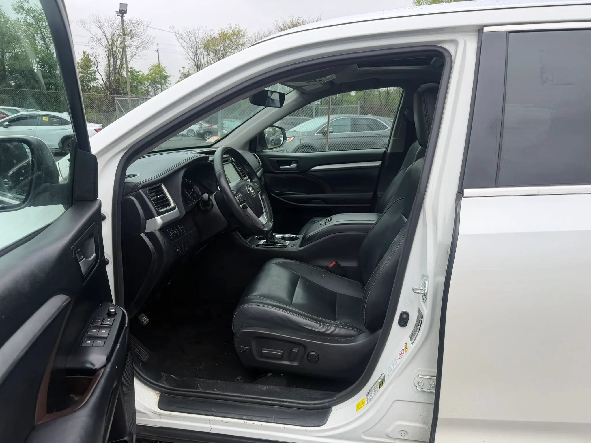 Used 2017 Toyota Highlander XLE w/ Carpet Mat Package AWD/4WD image 25