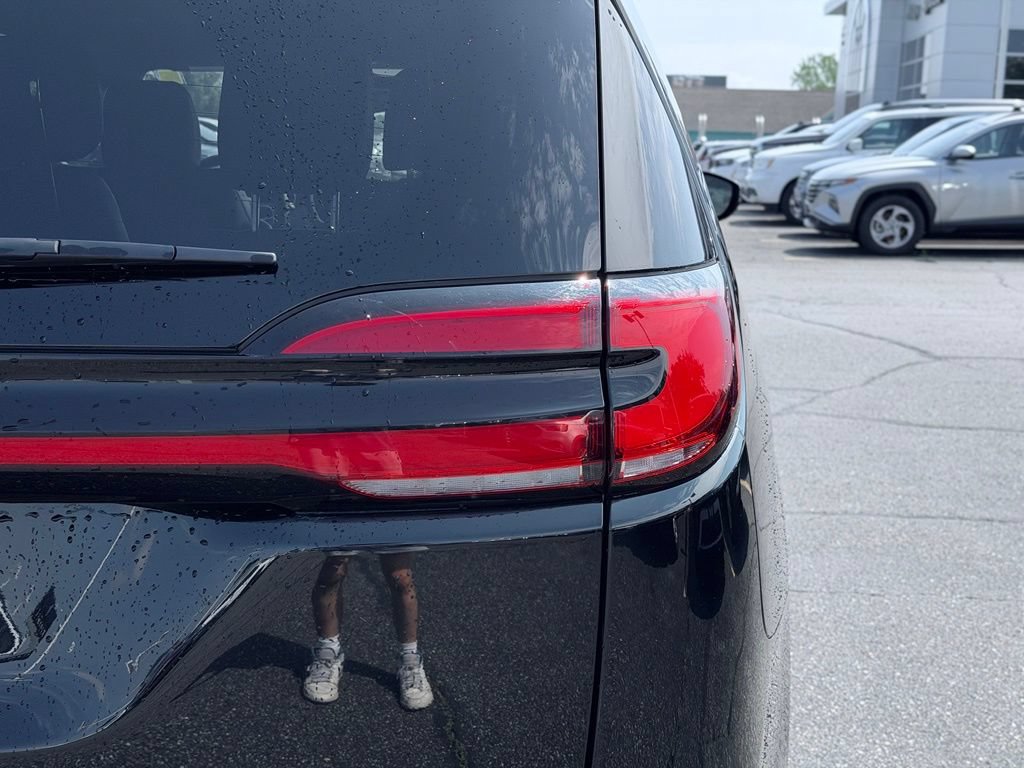 Certified 2025 Chrysler Pacifica Select FWD image 8