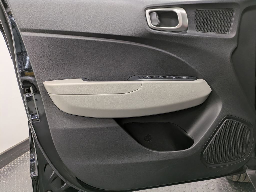 Used 2021 Hyundai Venue SEL w/ Premium Package image 8