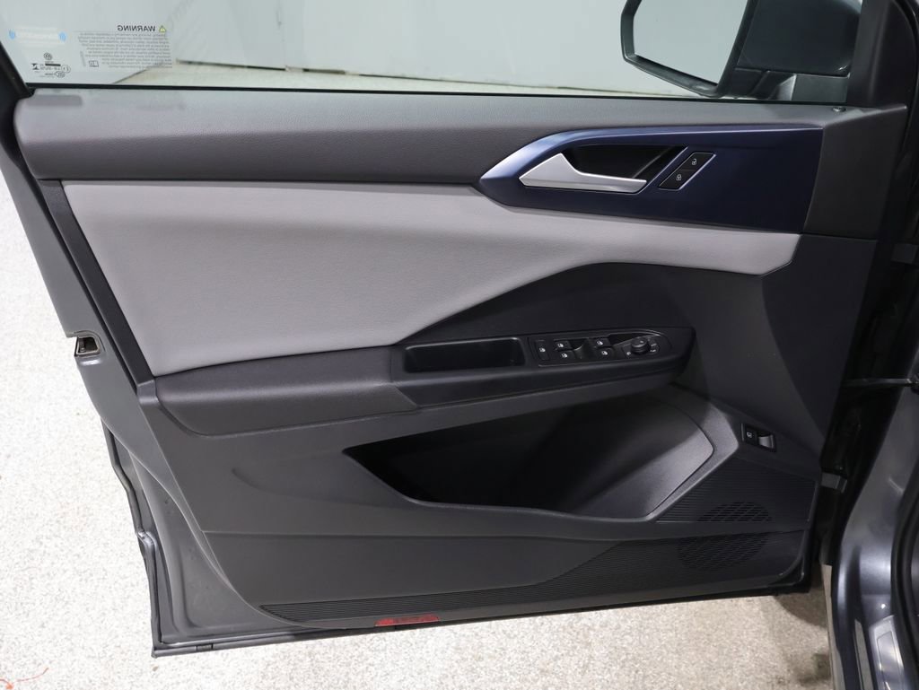 Used 2023 Volkswagen Taos SE w/ Panoramic Sunroof Package image 14