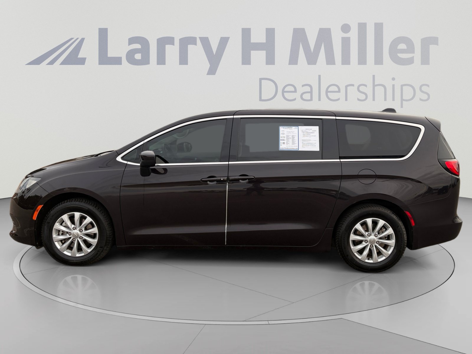 Used 2017 Chrysler Pacifica Touring w/ Tire & Wheel Group FWD image 3