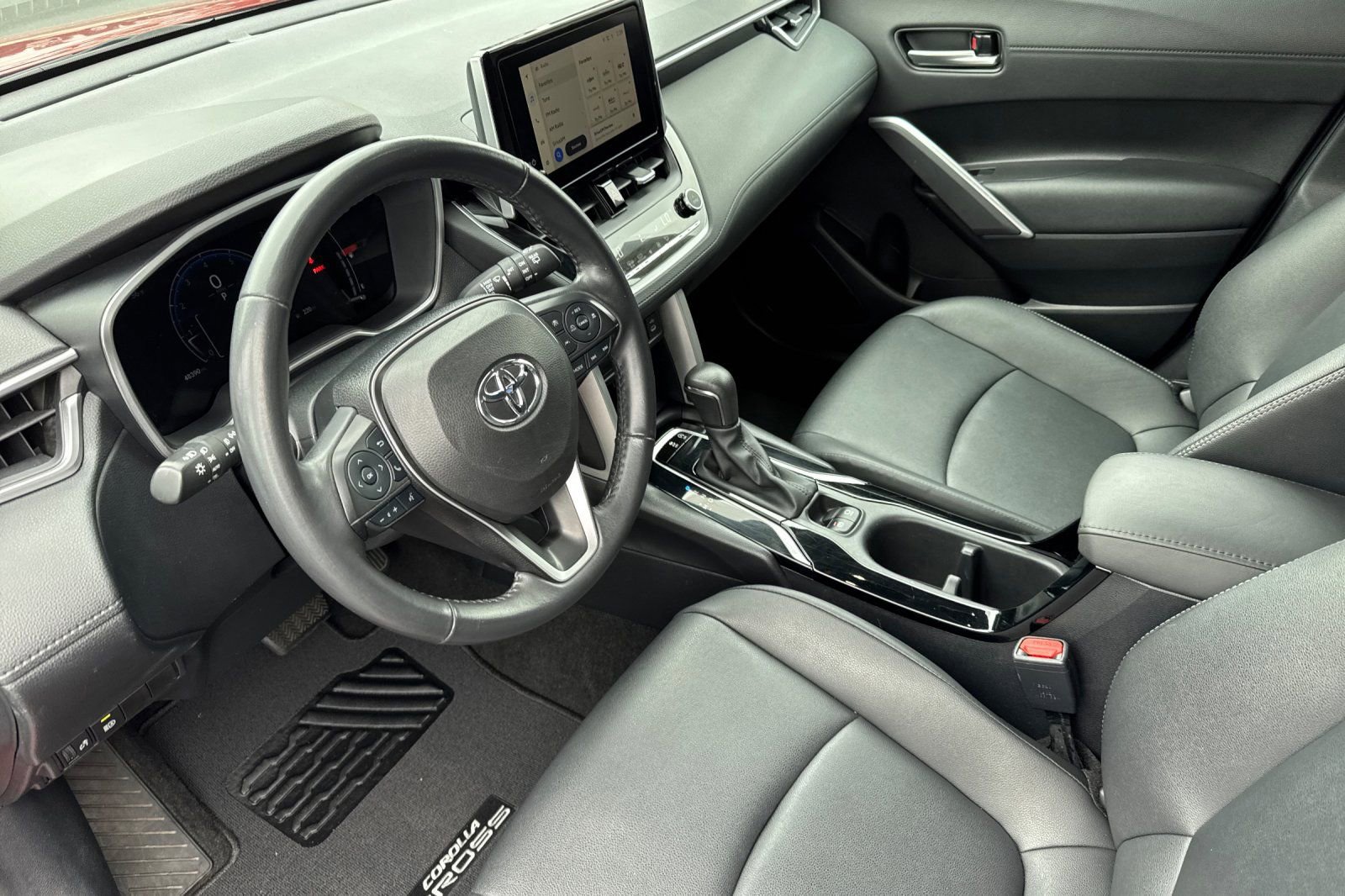 Used 2024 Toyota Corolla Cross XLE image 9