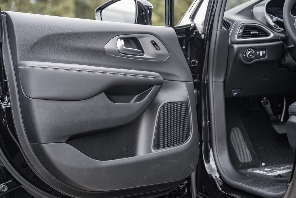 New 2025 Chrysler Pacifica Select FWD image 32