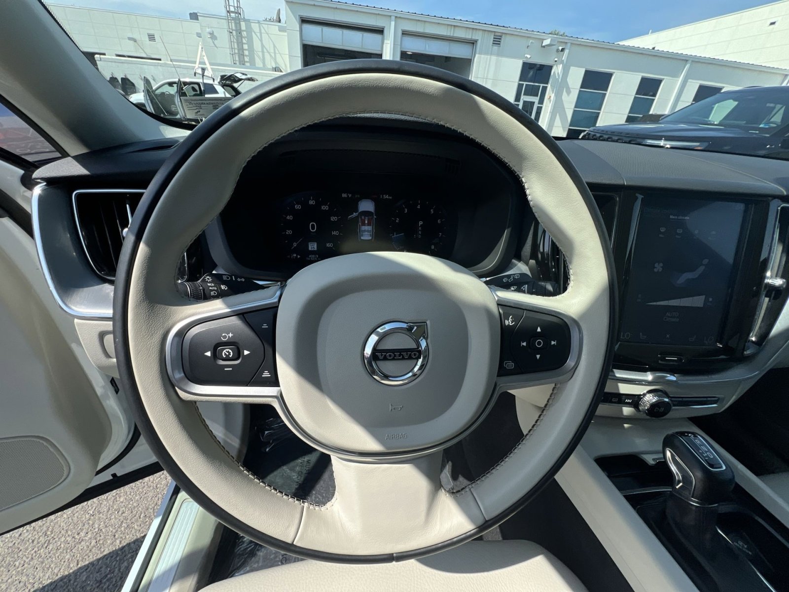 Used 2018 Volvo XC60 T6 Momentum image 16