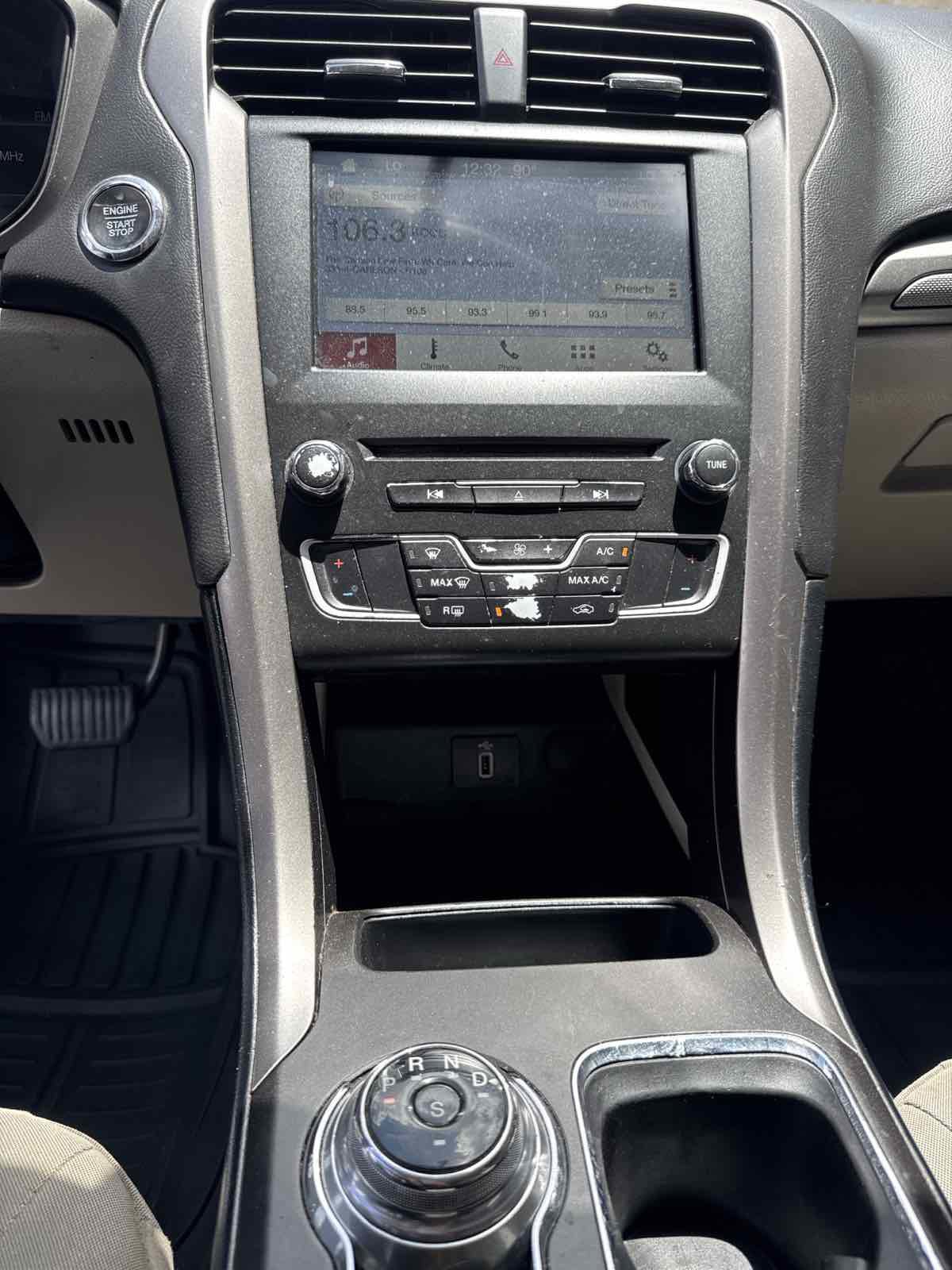 Used 2018 Ford Fusion SE w/ Fusion SE Technology Package FWD image 10