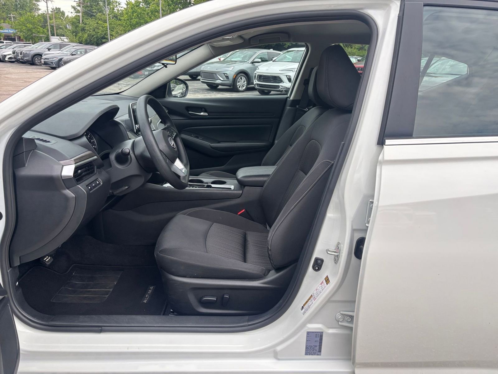 Used 2025 Nissan Altima 2.5 SV FWD image 27