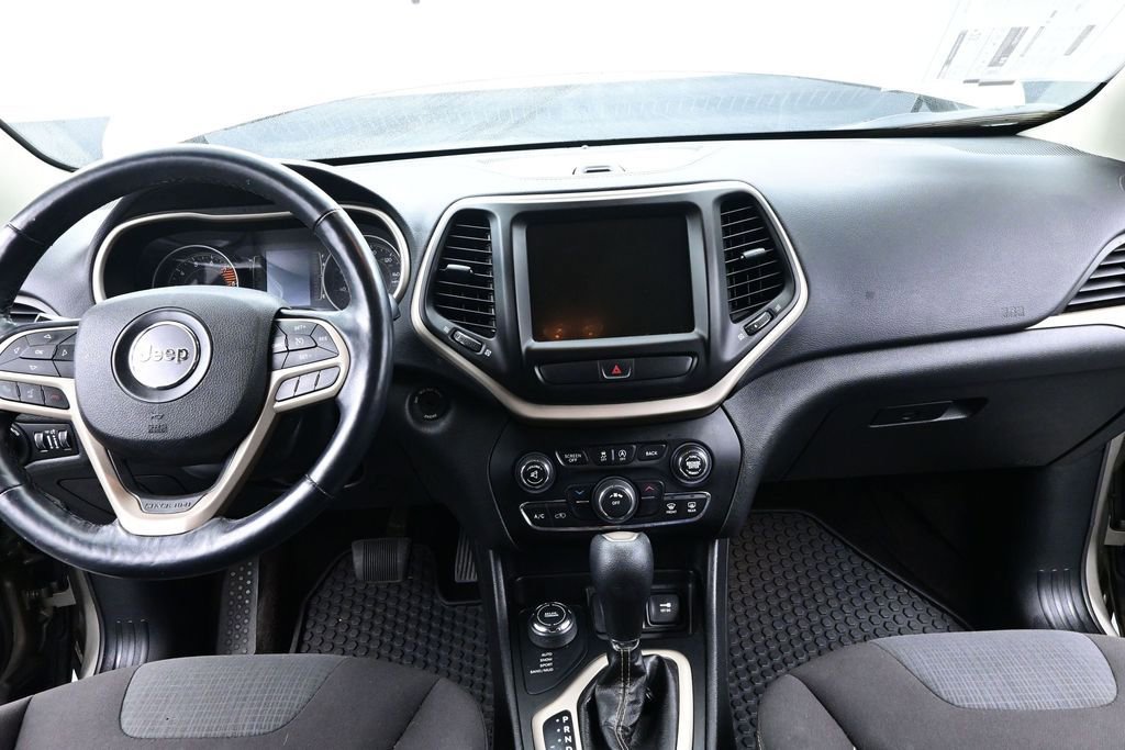 Used 2017 Jeep Cherokee Latitude w/ Cold Weather Group AWD/4WD image 23