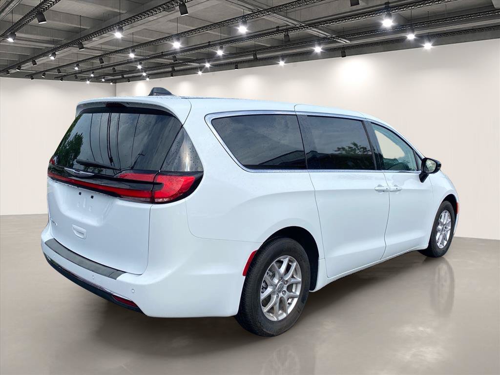 Used 2024 Chrysler Pacifica Touring-L FWD image 7