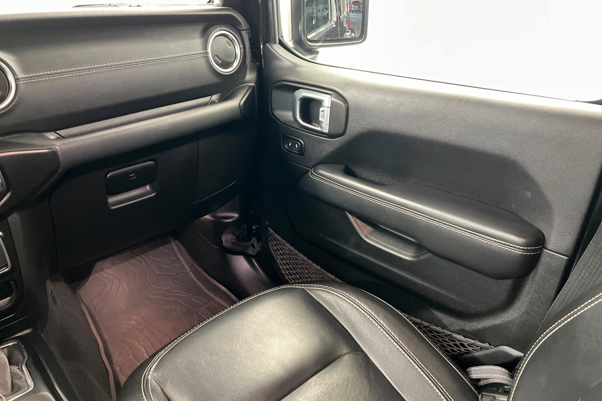 Used 2022 Jeep Wrangler Unlimited Sahara w/ Cold Weather Group image 11