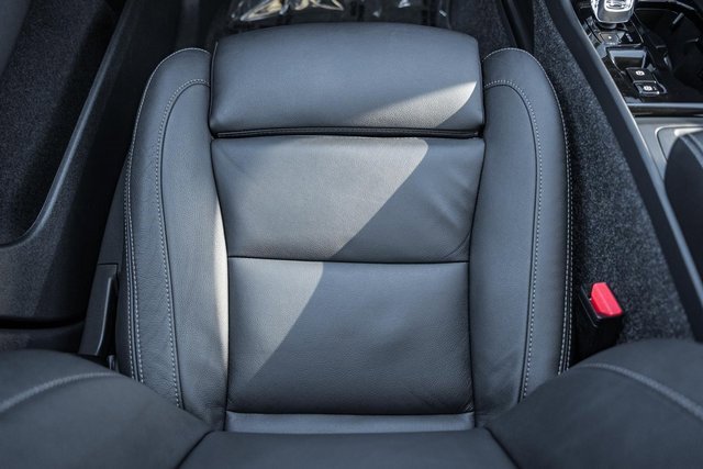 Certified 2025 Volvo XC40 B5 Plus image 32