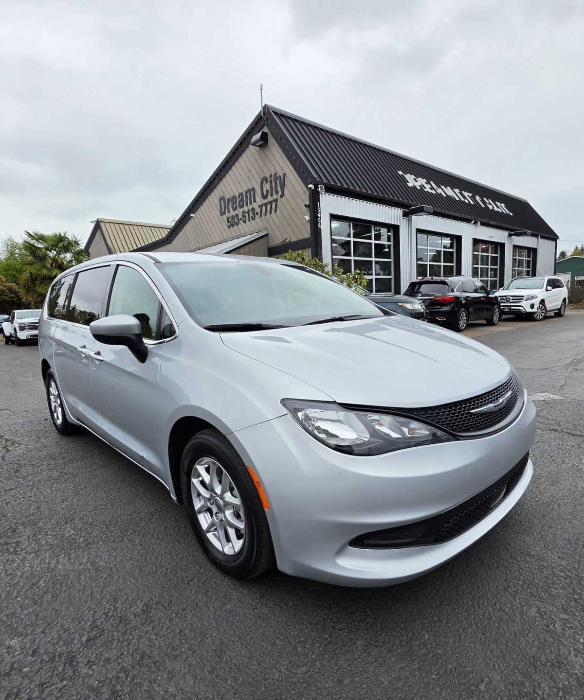 Used 2022 Chrysler Voyager LX FWD image 2