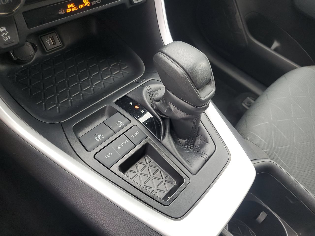 Used 2024 Toyota RAV4 XLE FWD image 24