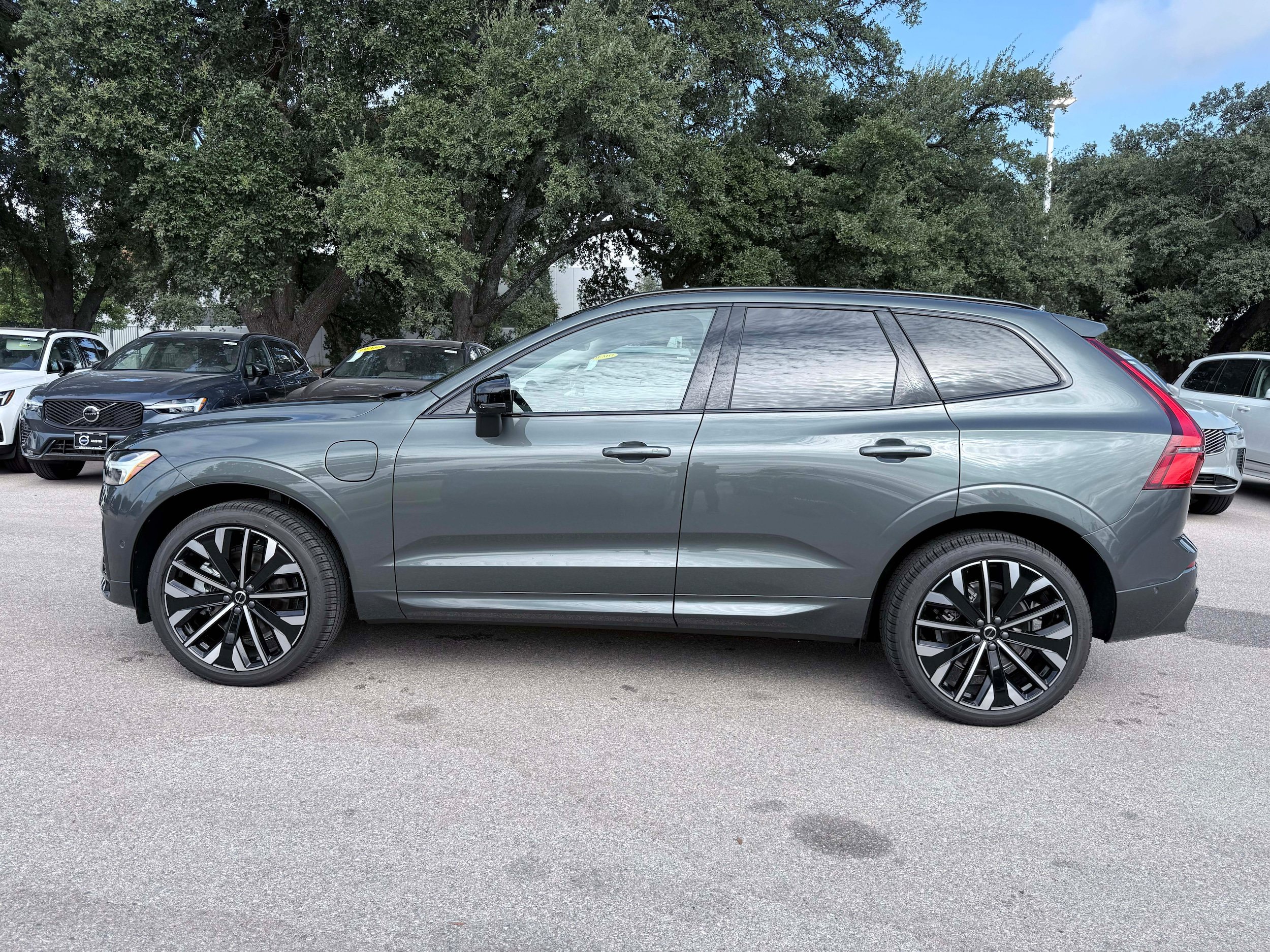 New 2026 Volvo XC60 T8 Ultra w/ Protection Package Premier AWD/4WD image 3